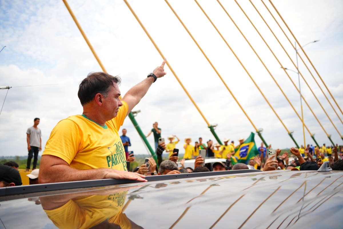 Enquanto Janones espalha fakes, a imprensa demoniza os eleitores de Flávio