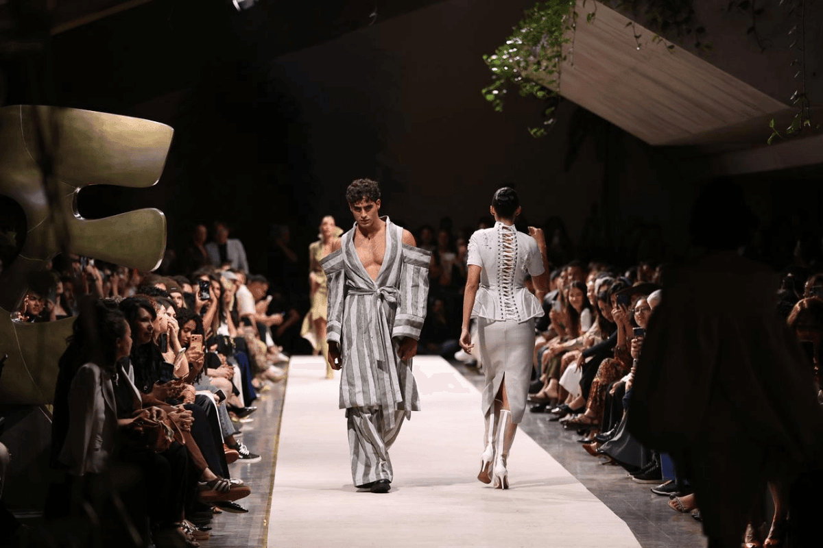 Brunna Lettieri, Carmen Steffens e Sacramound desfilam no Metrópoles Catwalk. Veja vídeo