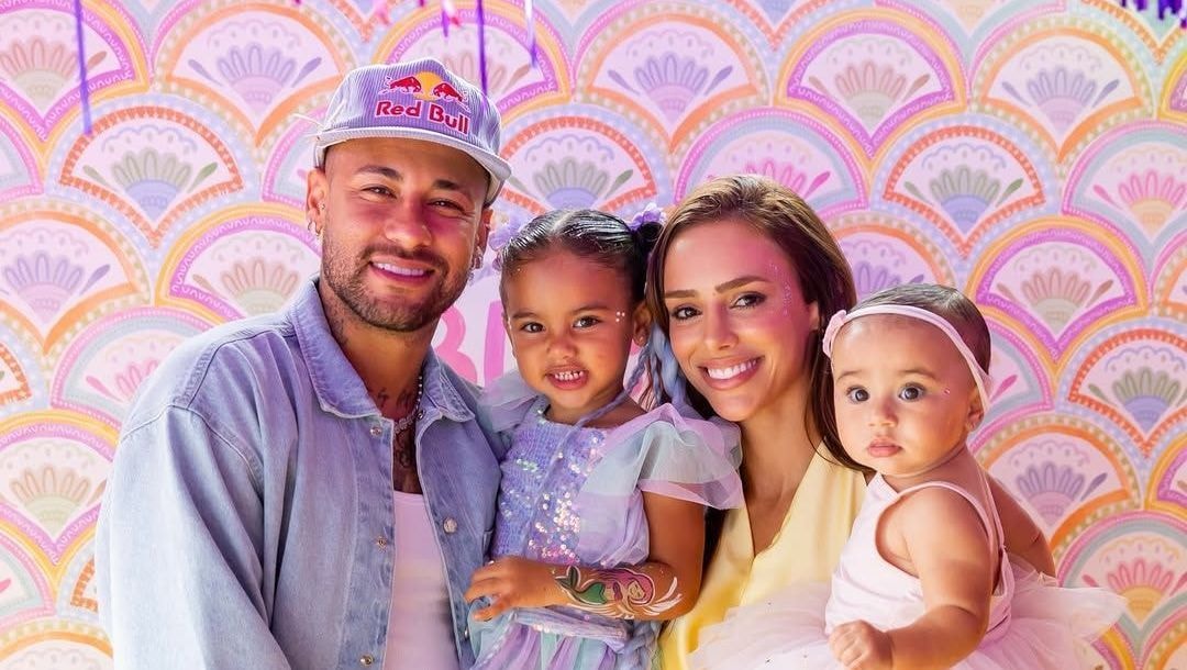 Adriana Lima estrela campanha com as filhas e apoia carreira das jovens