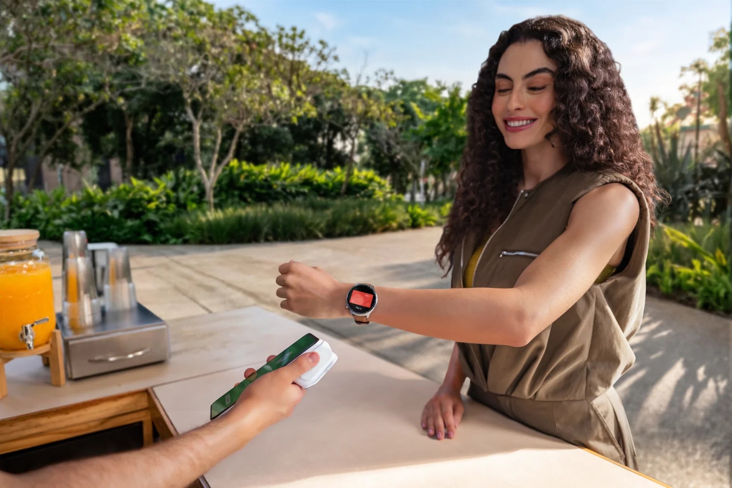 Motorola lança Moto Watch Ultra no Brasil com eSIM e tecnologia da Polar