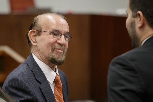 Advogado que fez delação de Mauro Cid visita Vorcaro na Papudinha