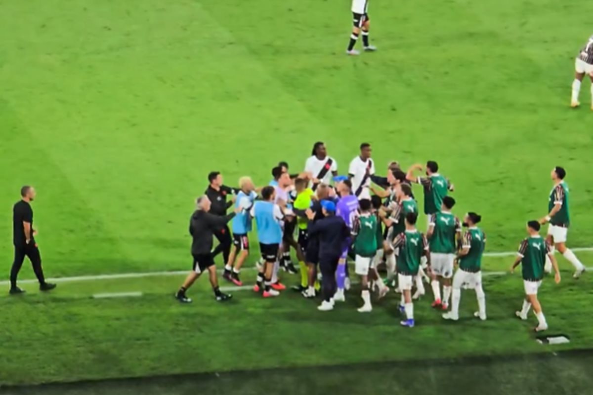 Jogadores de Fluminense e Vasco brigam em clássico pelo Brasileirão