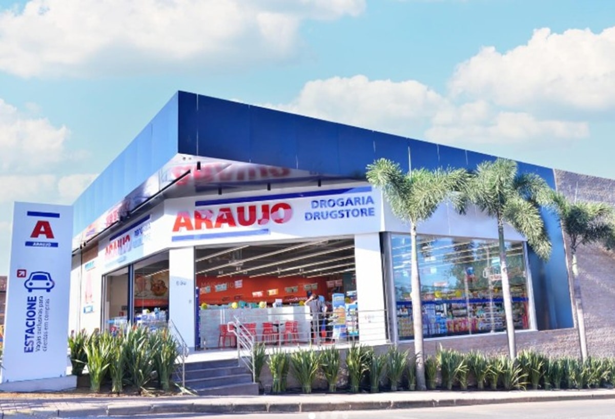 Justiça manda farmácia retirar placas de vagas exclusivas de rua em MG