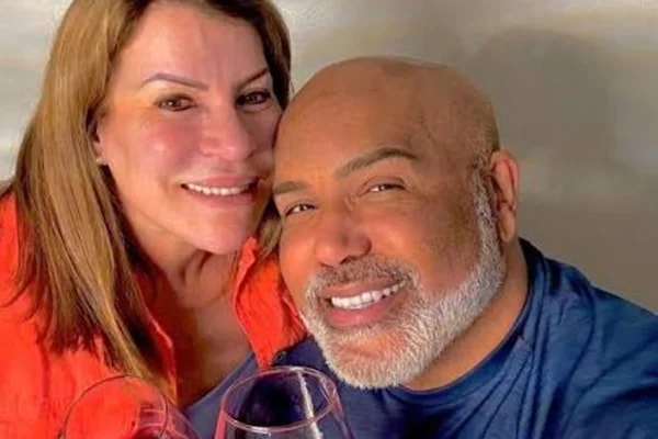 Víuva de Rick, Geralda Helena volta ao Brasil após queda de helicóptero
