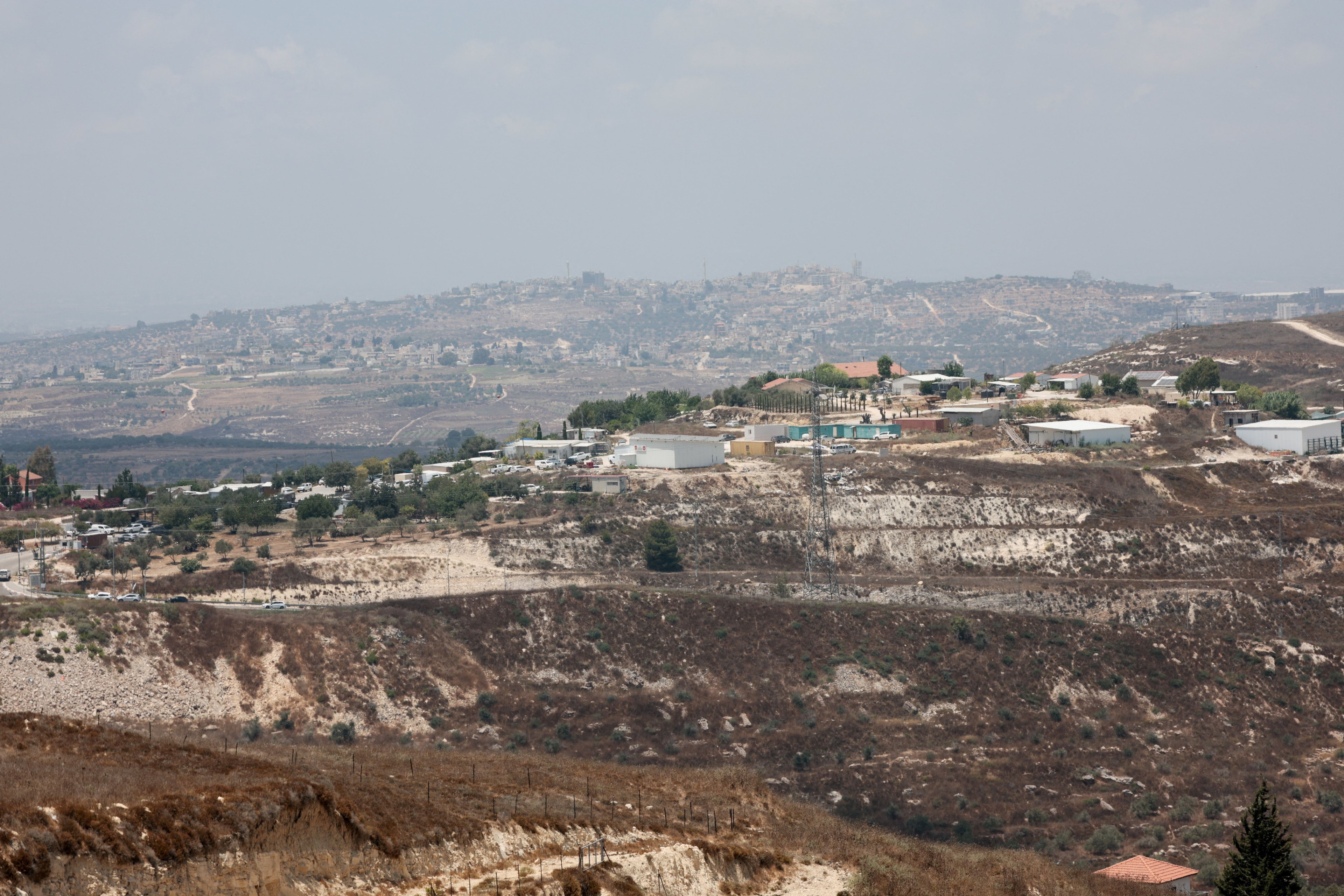 Israelenses tomam casas palestinas na Cisjordânia após cerco de colonos