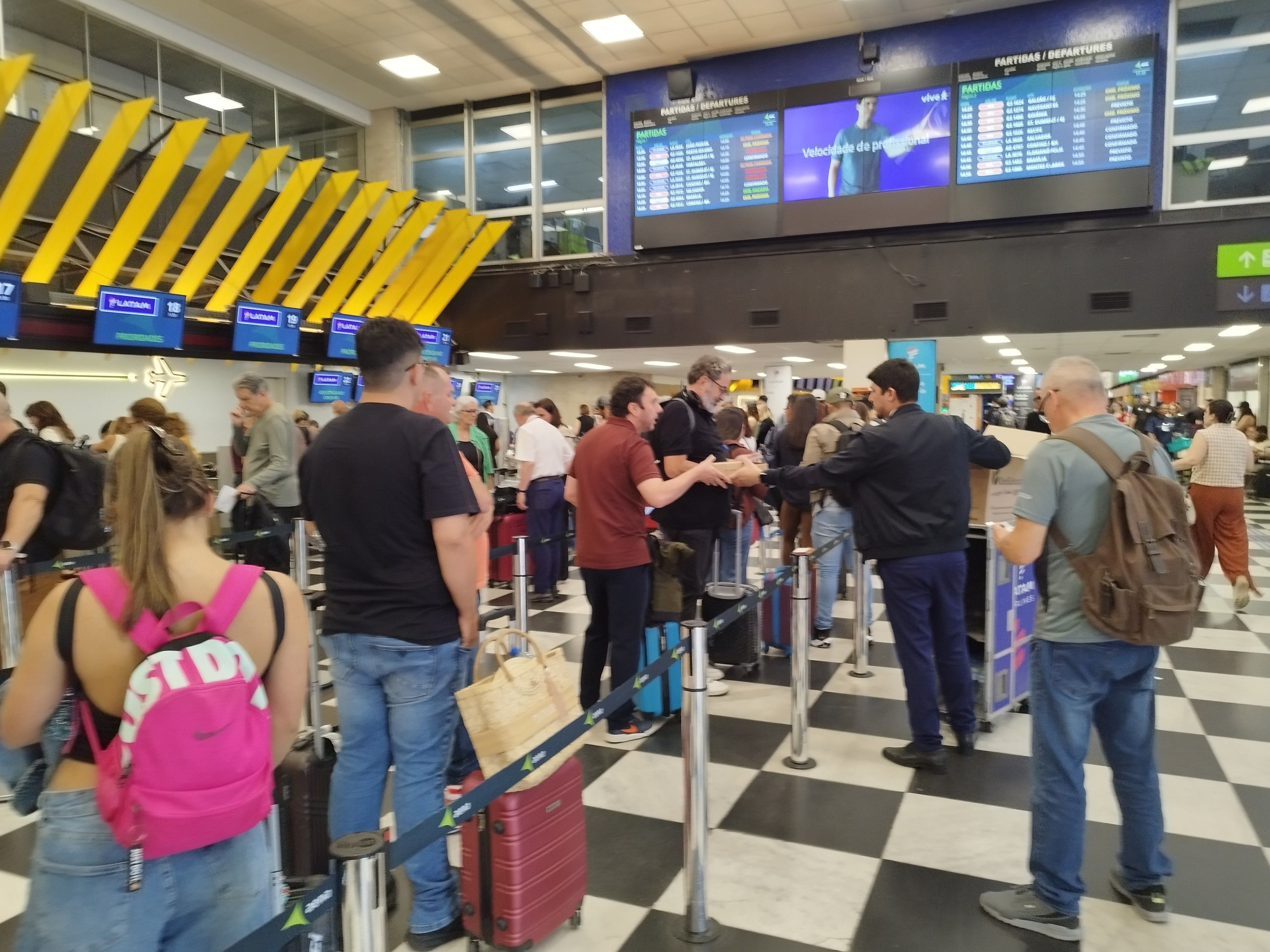 Latam reduz oferta de voos após alta no preço dos combustíveis