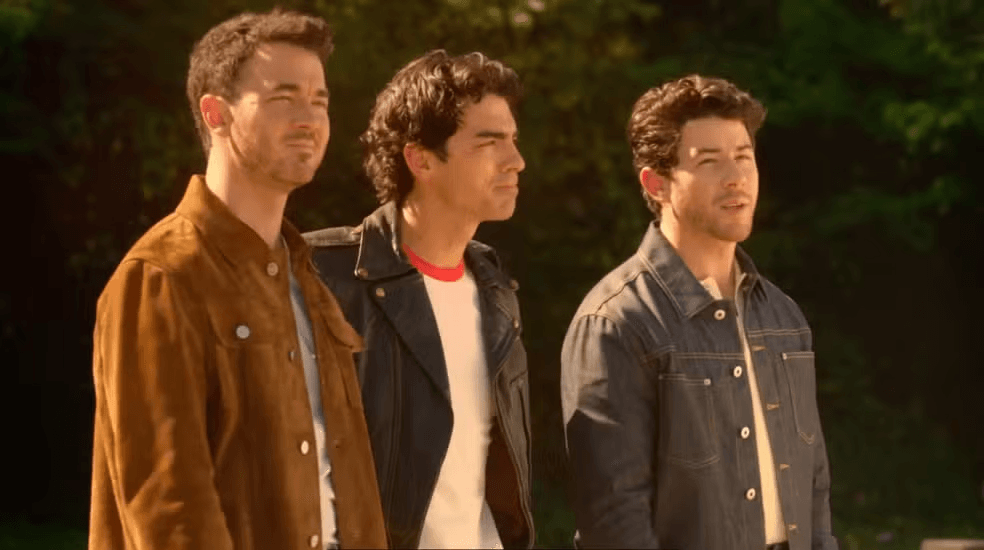 Jonas Brothers chegam ao Brasil para show ao som do “Passinho do Jamal”