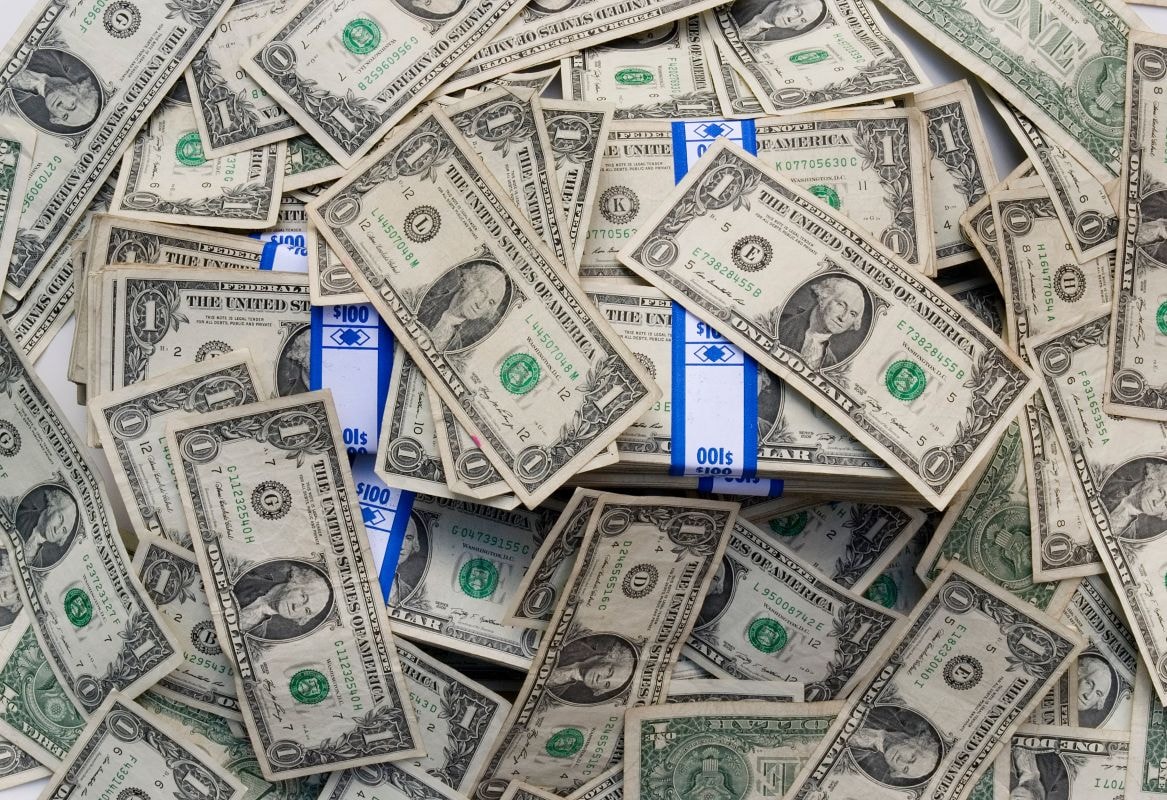 Dólar hoje recua após pesquisa mostrar diferença menor entre Lula e Flávio Bolsonaro