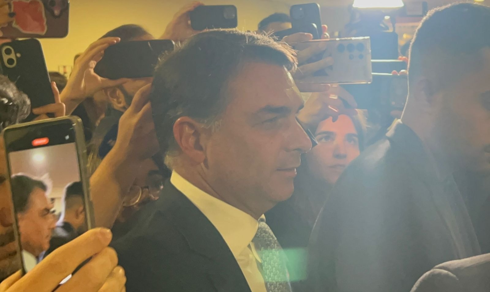 O argumento da embaixada do Brasil nos EUA para negar pedido de Flávio