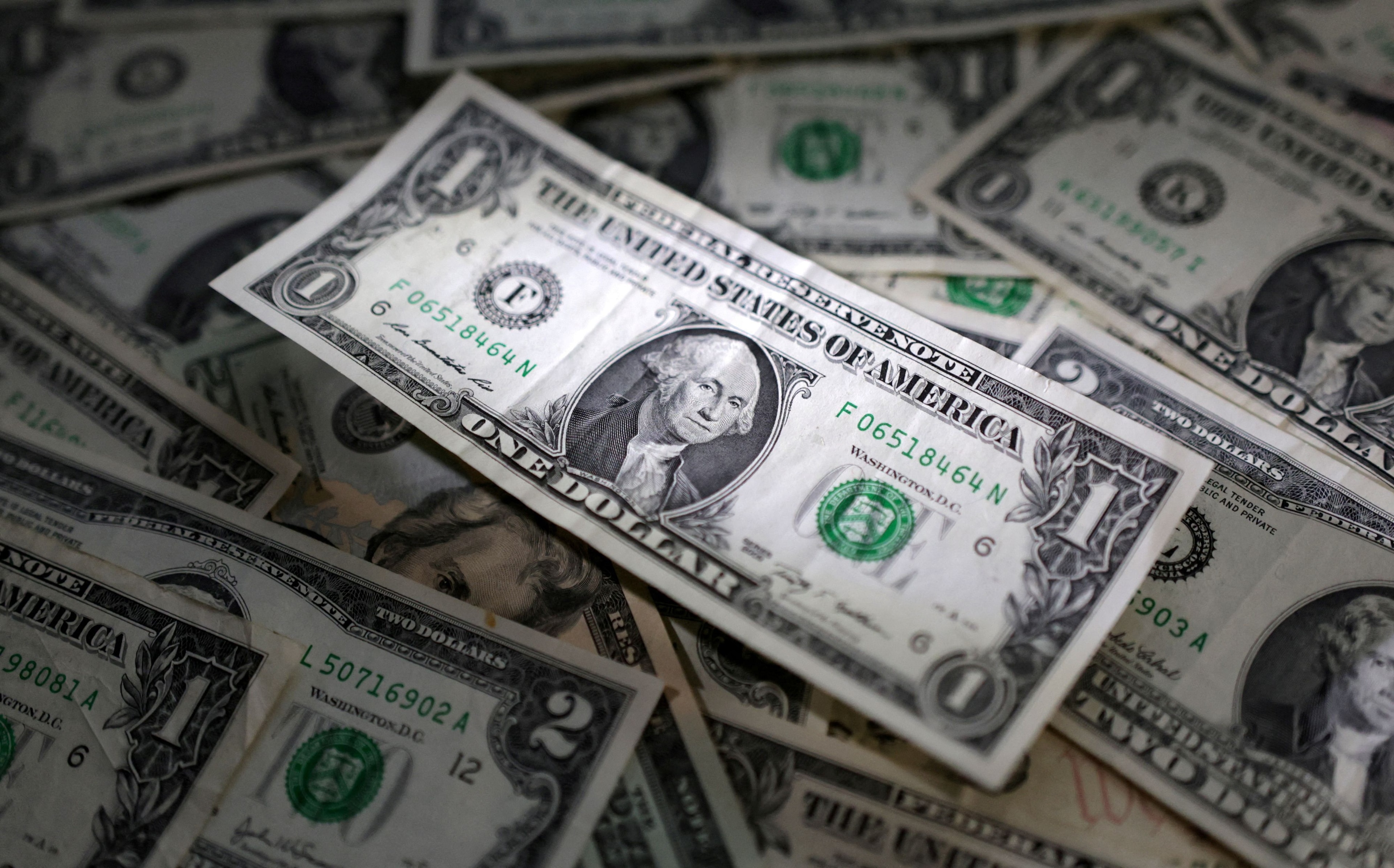 Dólar apresenta alta com pesquisa eleitoral e emprego nos EUA no radar