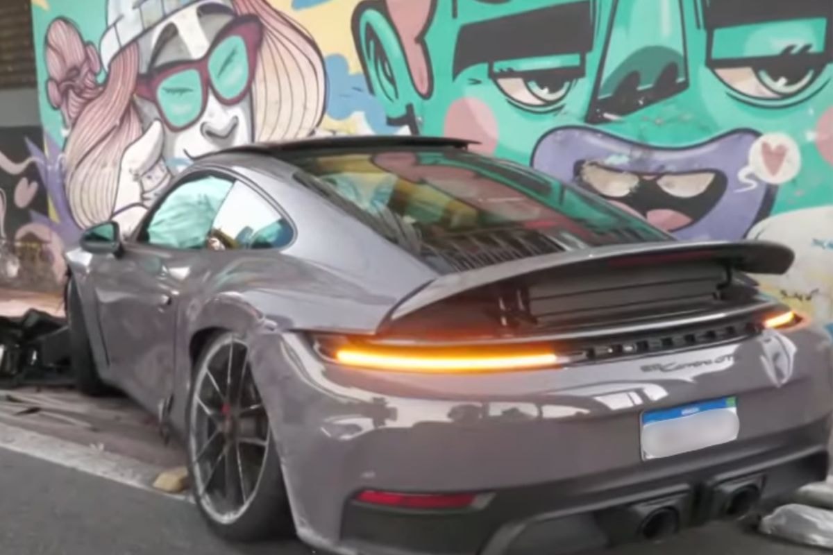 Motorista de Porsche perde controle e bate contra cinco veículos em SP