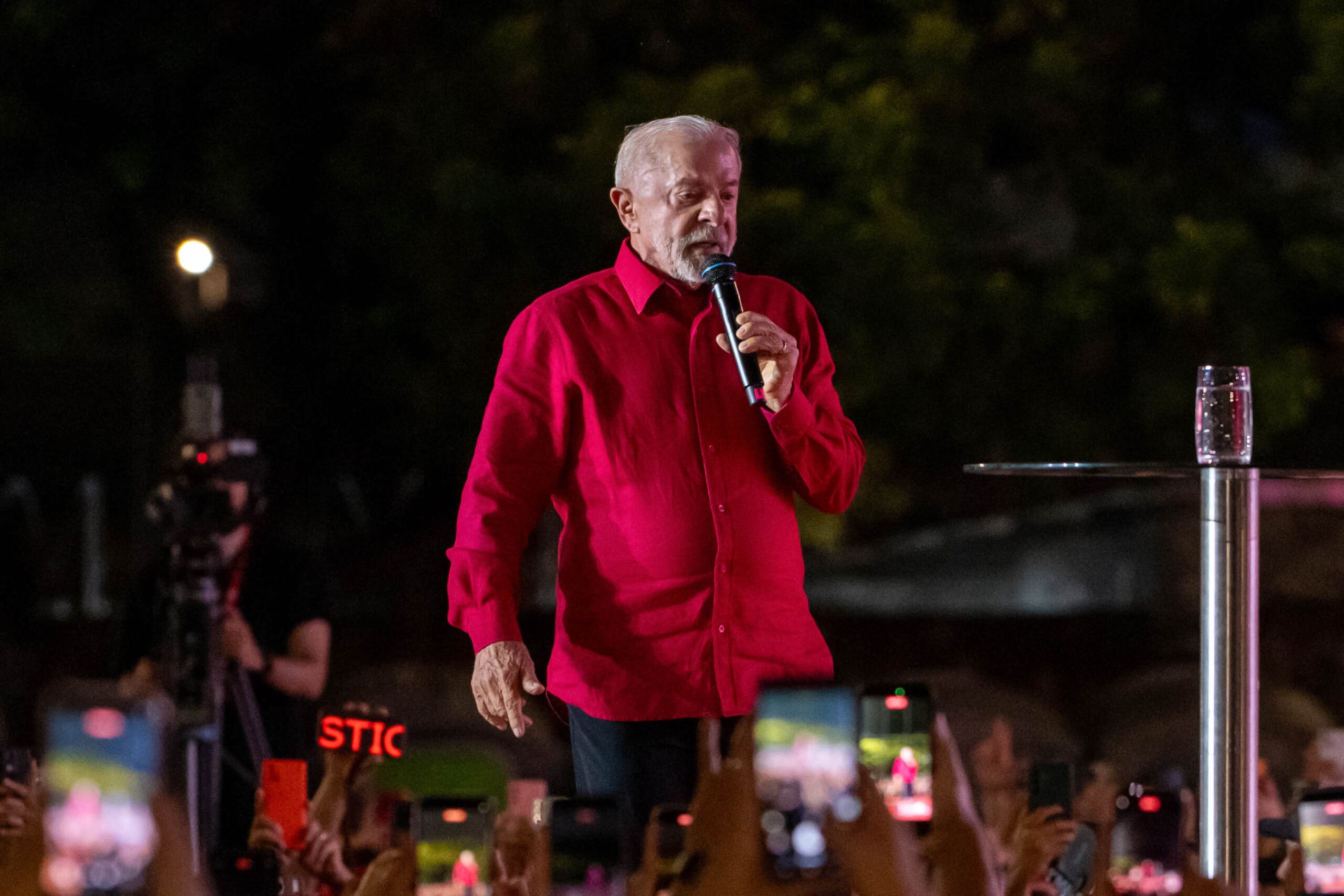 Campanha de Lula no 1º turno passou por crises e teve pacote de bondades