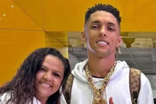 Mãe de Buzeira se emociona a caminho da prisão para buscar o filho