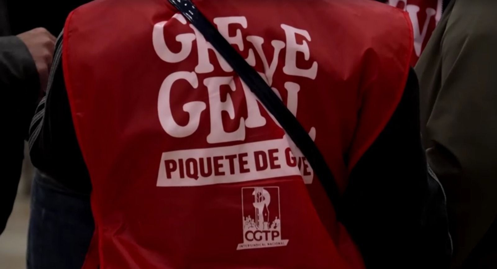 Escolas em Paris são bloqueadas em ato contra cortes de verba