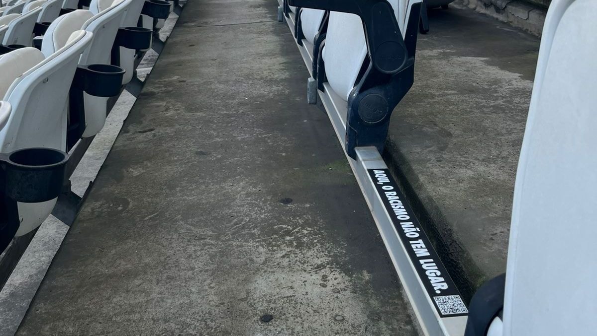 Corinthians homenageia Oscar Schmidt em bandeirinha de escanteio; veja