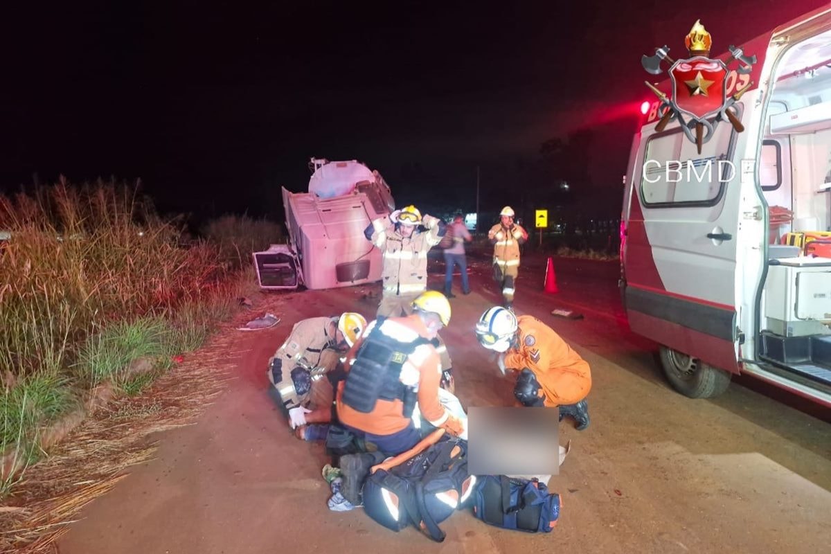 Motorista fica ferido após batida entre duas carretas no DF