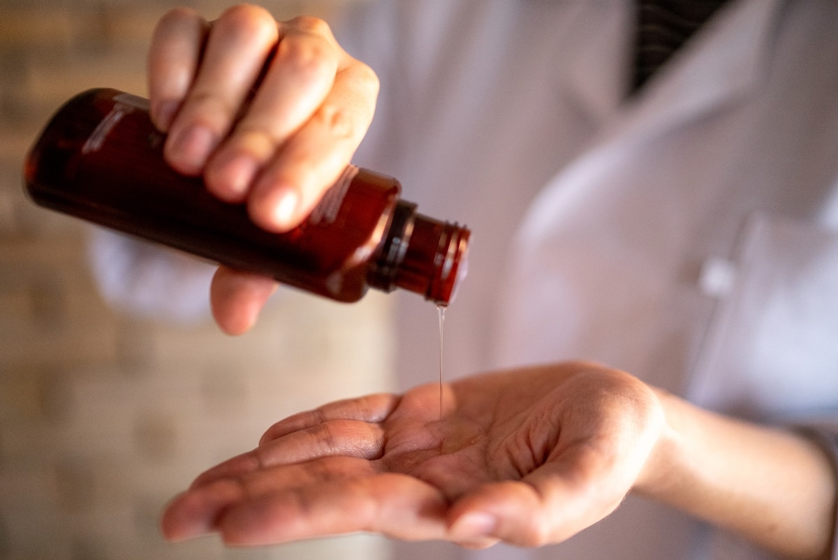 Novas tendências trazem diferentes jeitos de se perfumar; veja opções