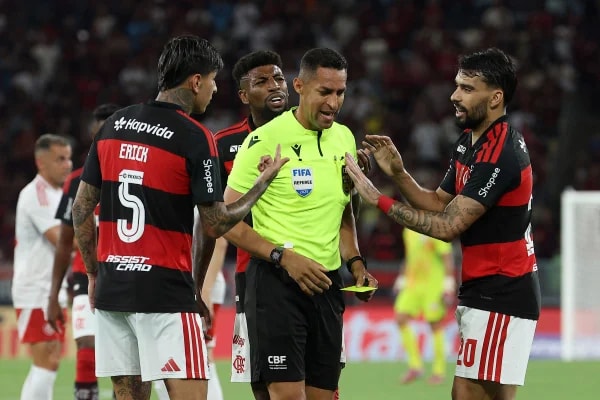 Flamengo critica arbitragem no Brasil e aponta privilégio ao Palmeiras