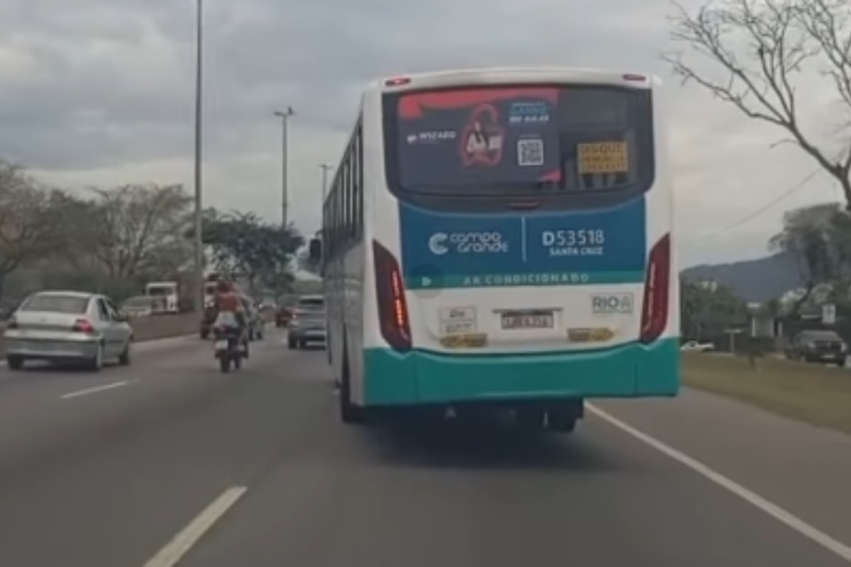 Ônibus "torto" é flagrado circulando na Avenida Brasil