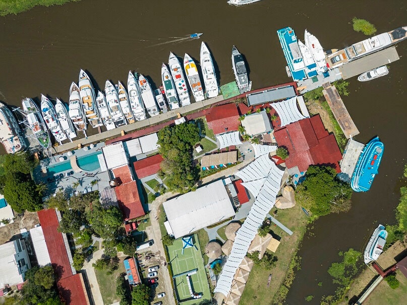 Kwati Club combina descanso com diversão sob medida às margens do Lago Macurany, em Parintins