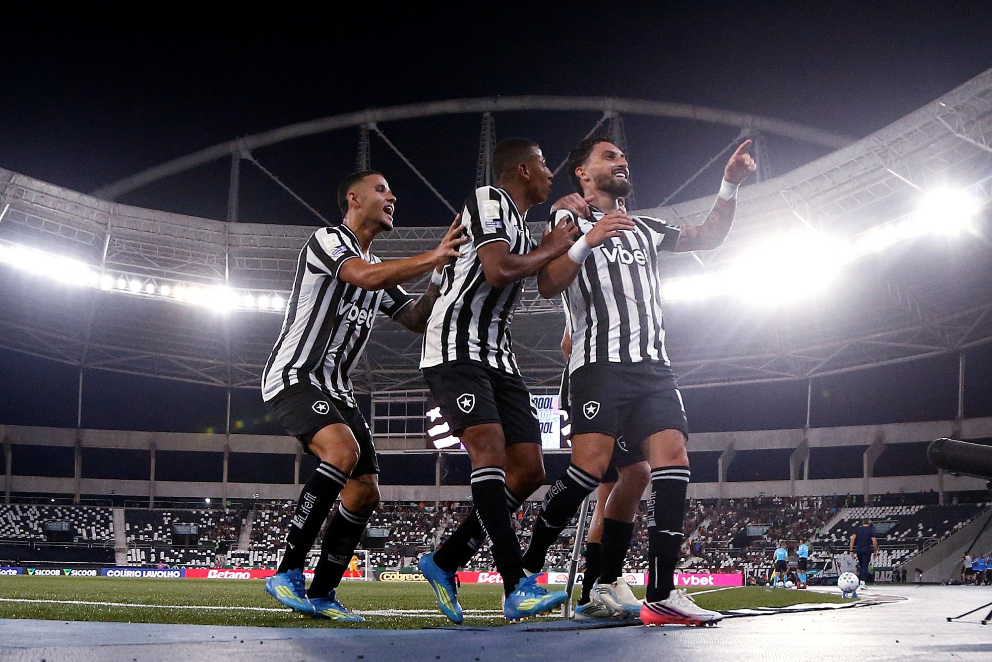 Botafogo x Athletico-PR: saiba onde assistir ao duelo pelo Brasileirão