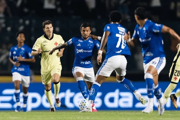 Vasco vence Cruzeiro e deixa a zona de rebaixamento do Brasileirão