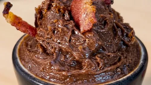 Brigadeiro com bacon: receita inusitada e crocante fica pronta em 20 minutos