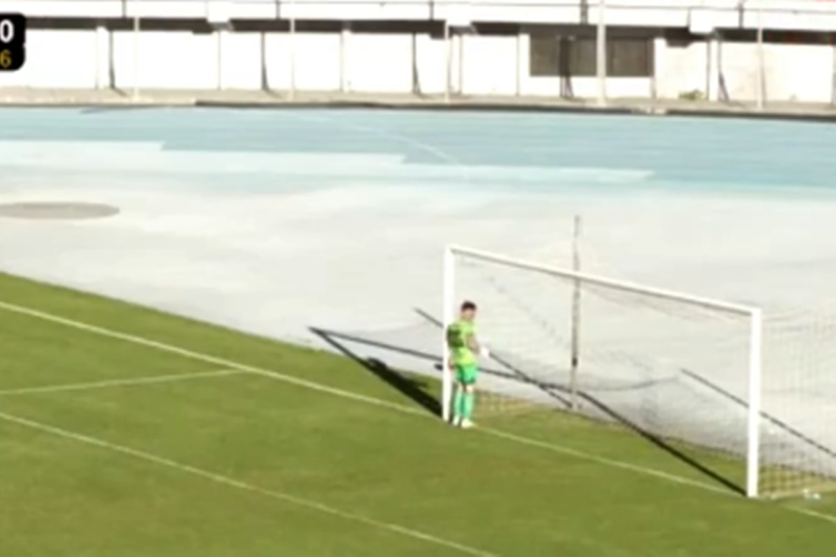Em protesto contra a arbitragem, goleiro se recusa a defender pênalti