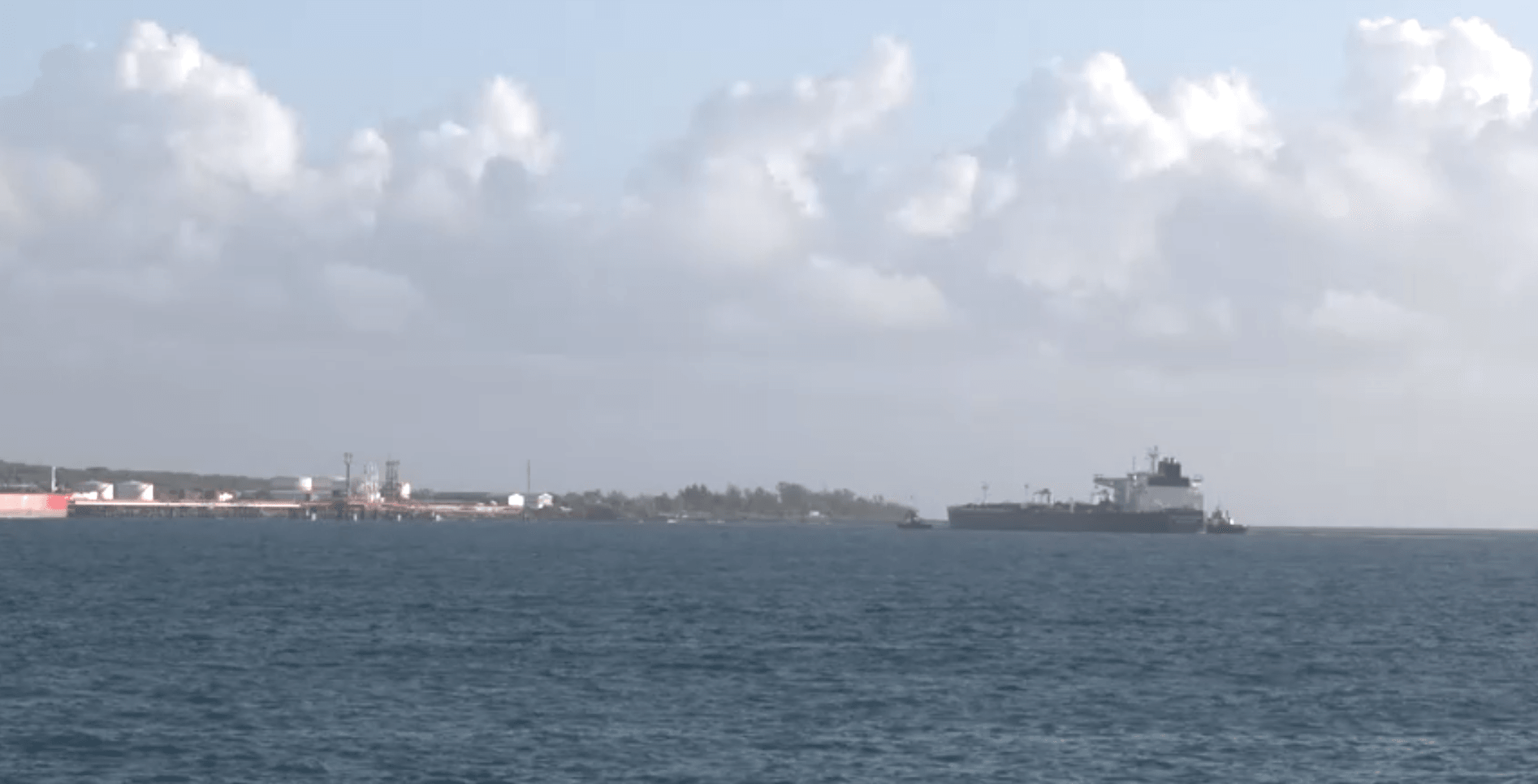 França apreende navio sancionado com petróleo da Rússia