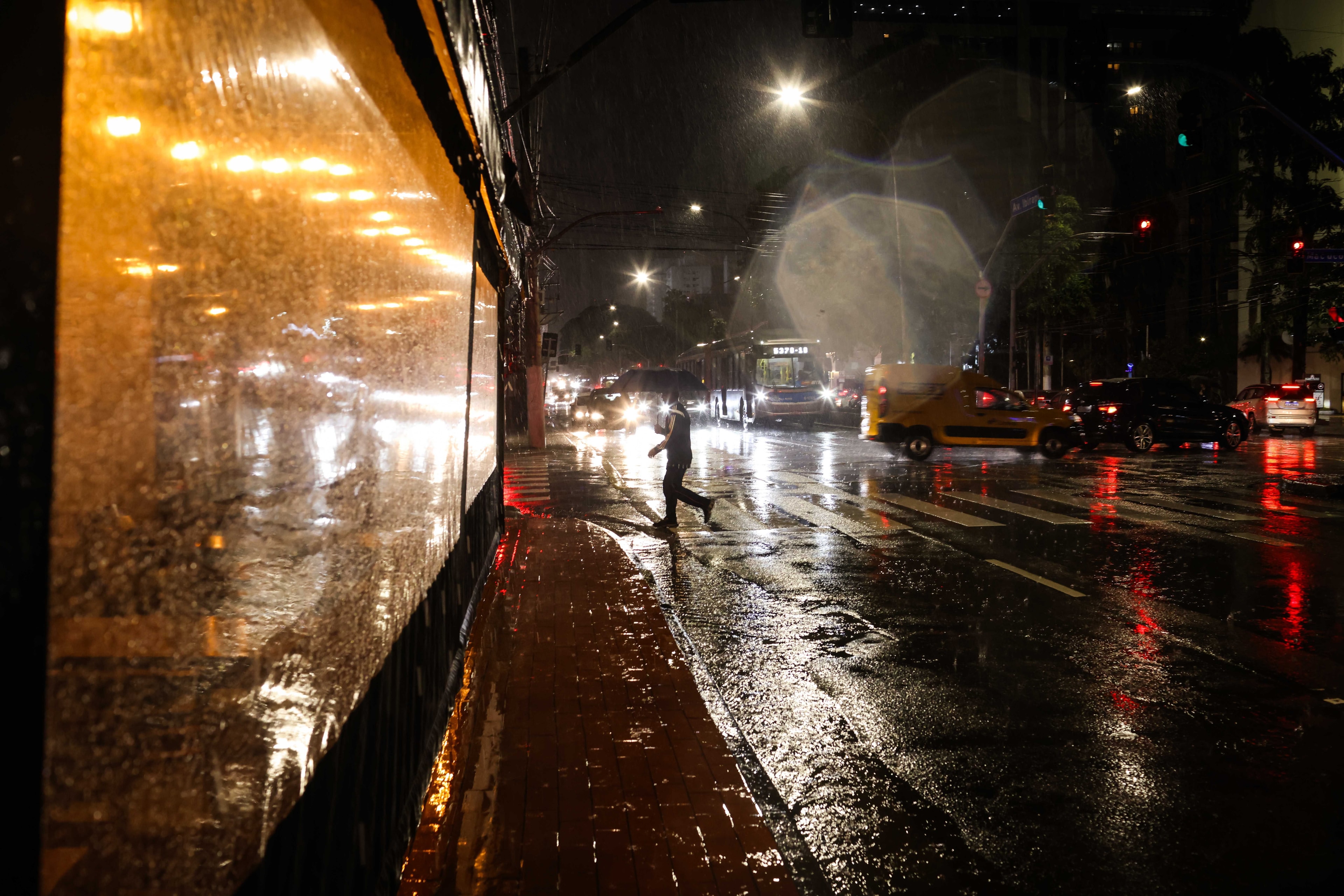 Chuva forte provoca desabamentos e alagamentos em SP; veja ocorrências
