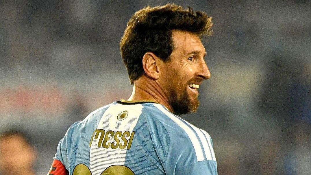 Goleiro da Argentina ganha dedicatória curiosa de Messi em camisa