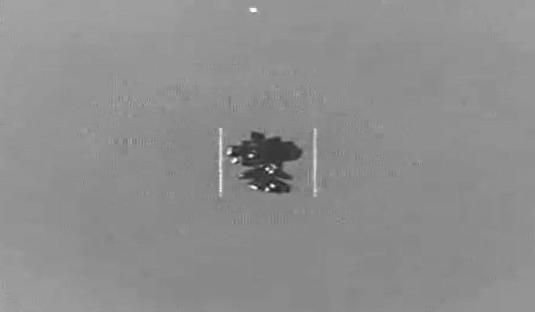 Nave em forma de triângulo preto silencioso foi avistada perto de instalações secretas dos EUA, mostram arquivos sobre OVNIs