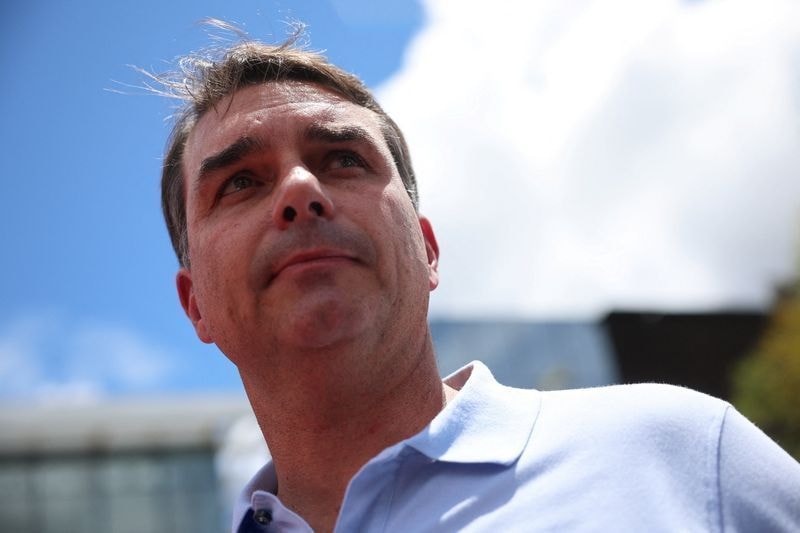 Flávio reforça pedido a Fux contra decisão de Dino sobre Nossa Senhora