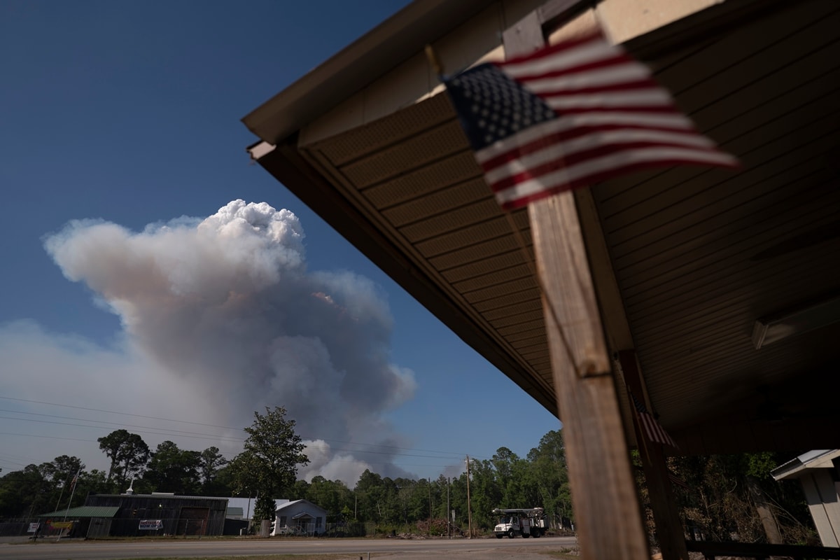 Homem é acusado de abandonar três filhos durante incêndio nos EUA