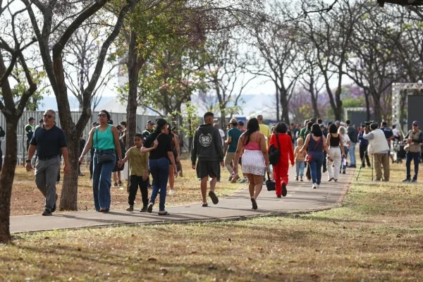 Desfile de 7 de Setembro reúne famílias na Esplanada dos Ministérios