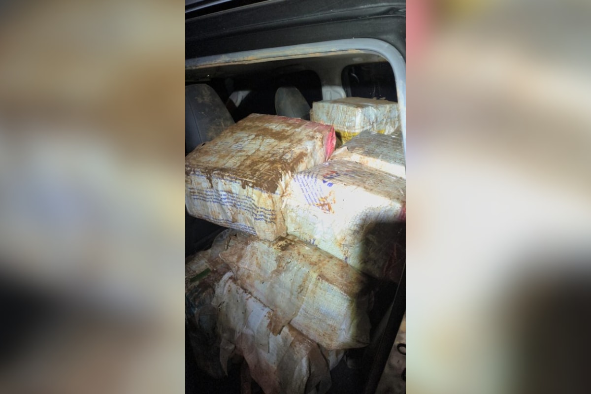 PF acha caminhonete "recheada" de maconha abandonada perto de rio
