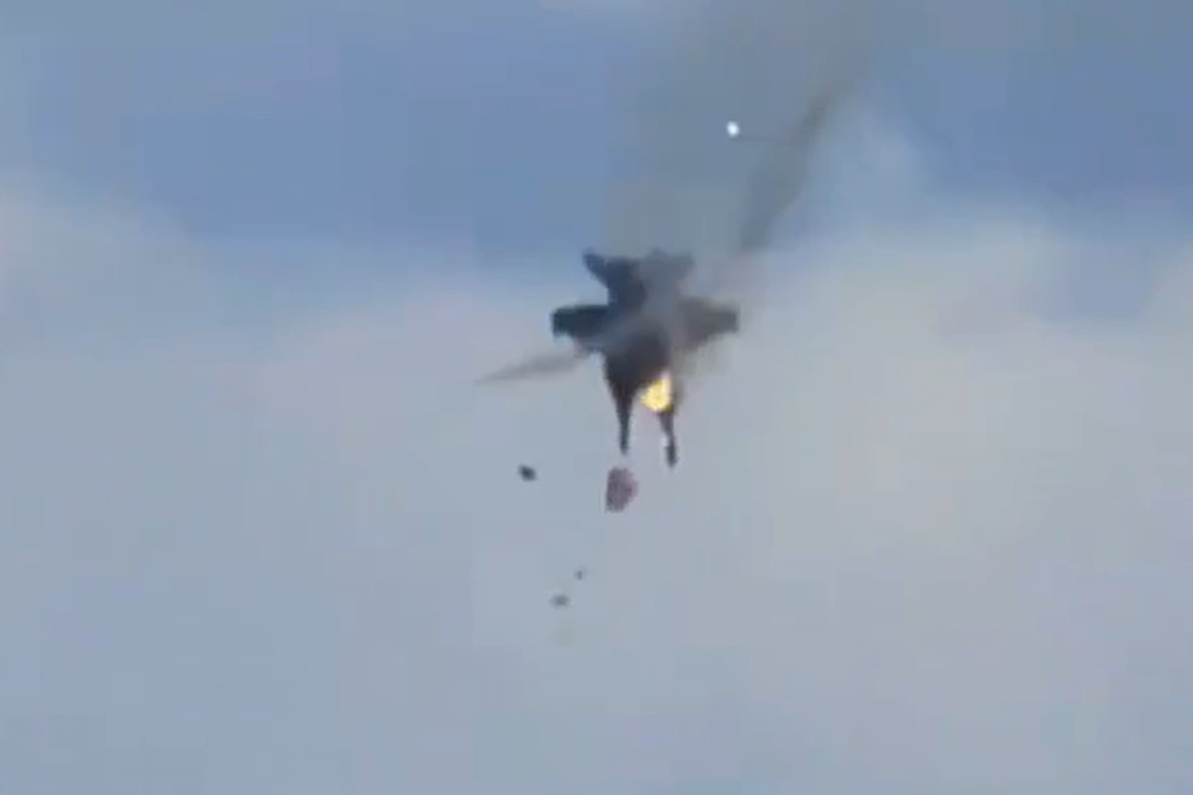 Dois caças colidem no ar e caem durante apresentação aérea nos EUA. Veja vídeo