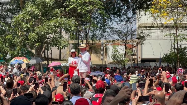 "Trump, faça um Pix para você ver como é bom", convida Lula em comício