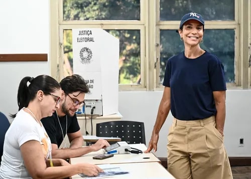 De boné e bermudão, Ivete Sangalo vota em Salvador e posa para fotos
