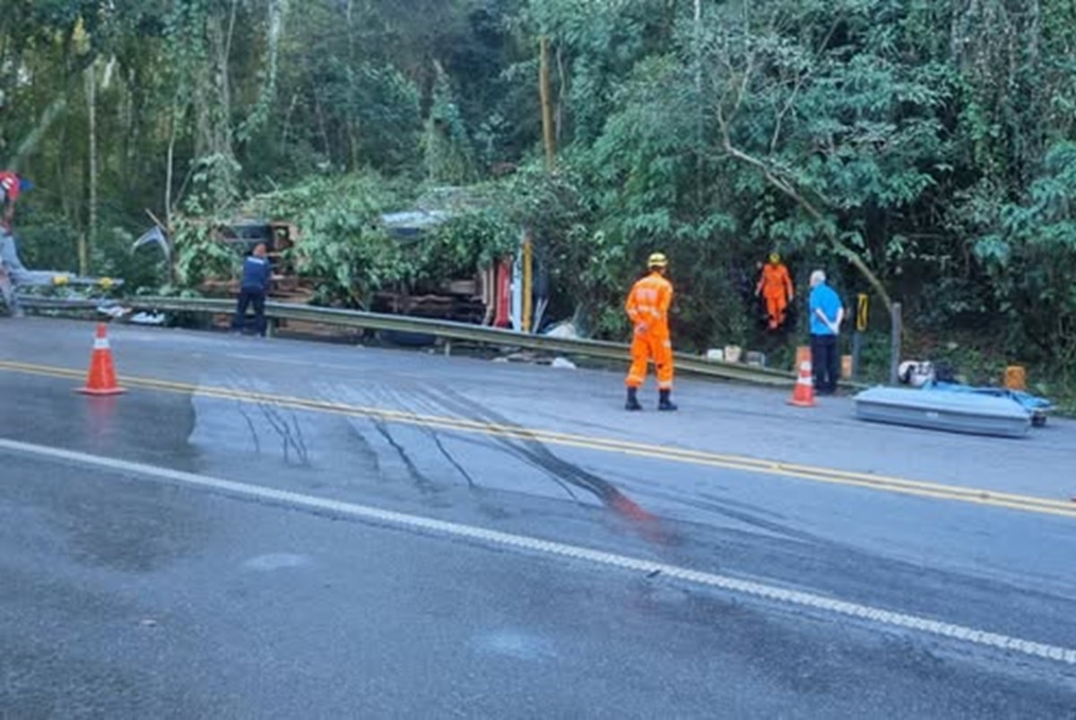 Acidente de ônibus na divisa MG-SP deixa duas mortas e 13 feridos
