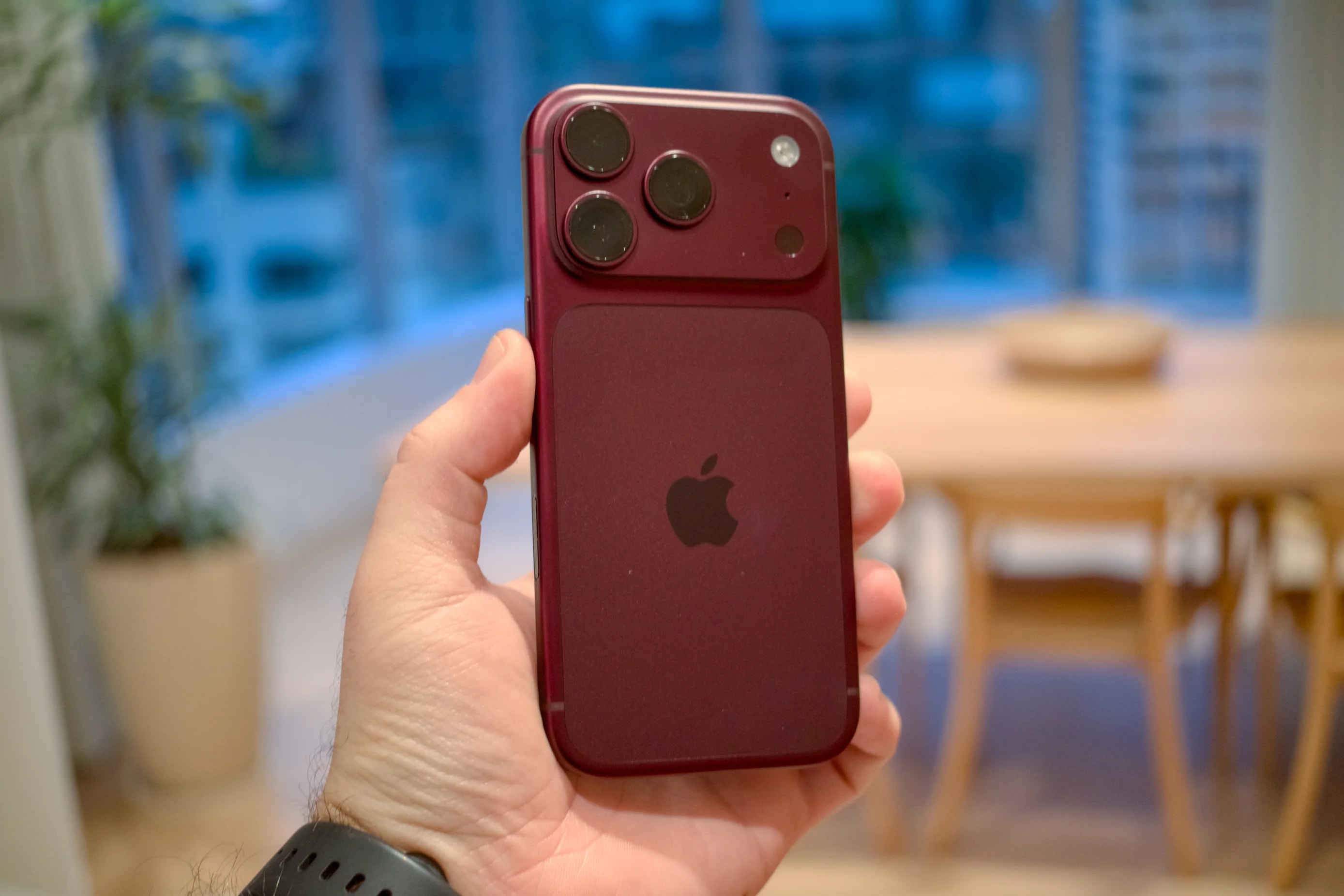 Novo recurso do iPhone bloqueia celular se ele for arrancado da sua mão; veja