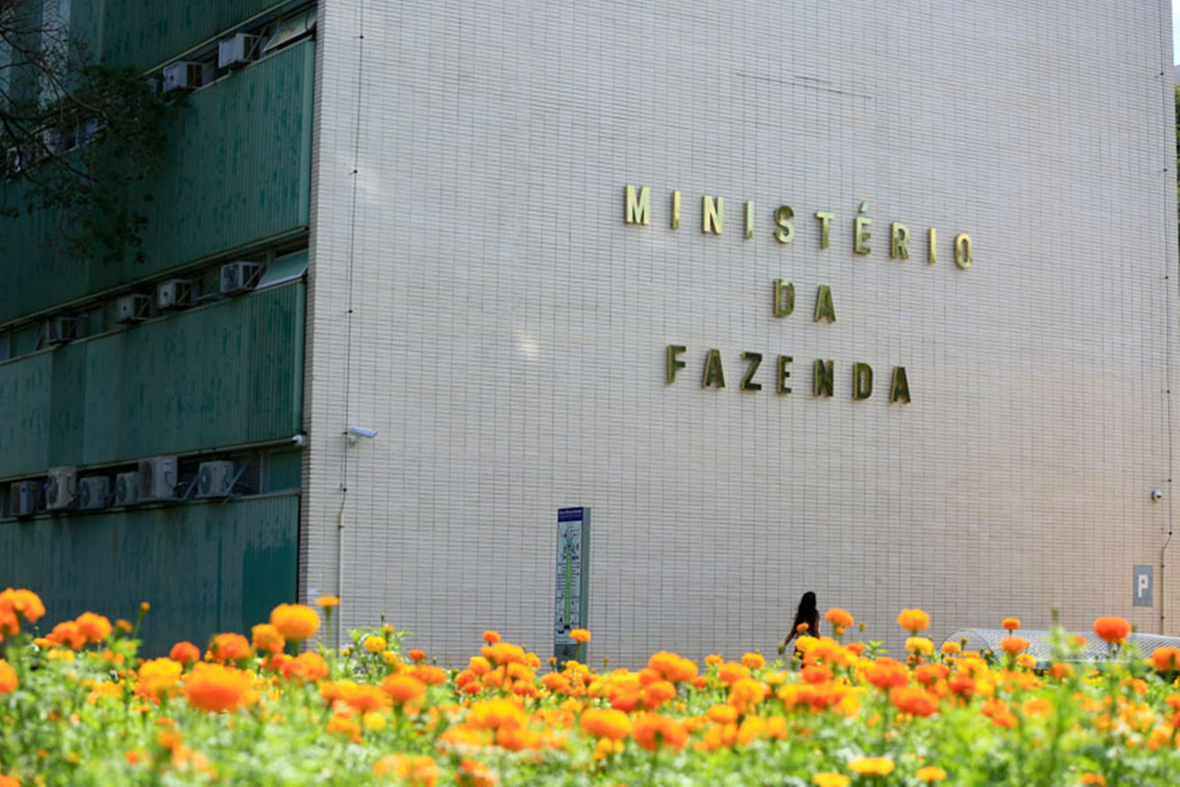 Fazenda reduz para 2% a projeção do PIB em 2026 e 2,3% em 2027