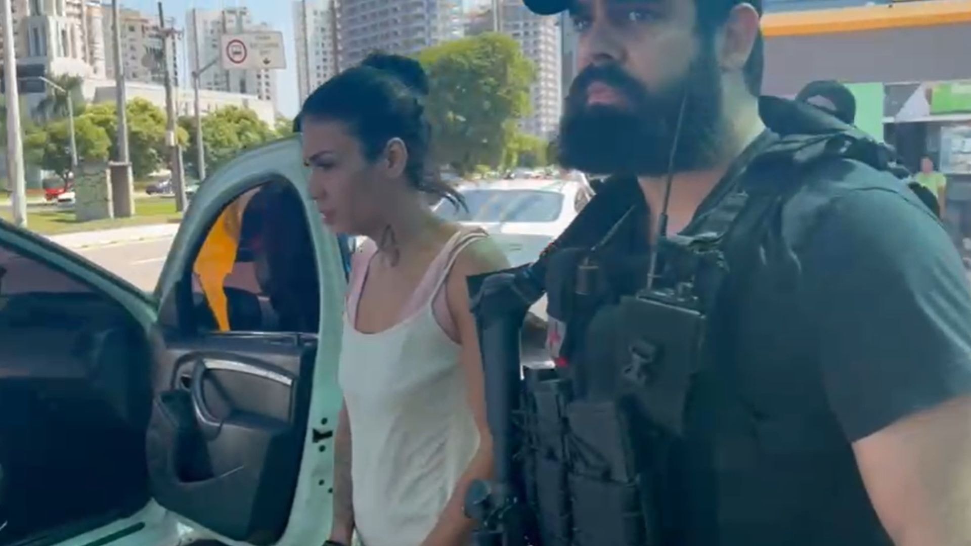 Vídeo mostra homem perseguindo e espancando mulher em estação do Metrô