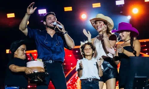 Wesley Safadão comemora aniversário em família durante show na Bahia
