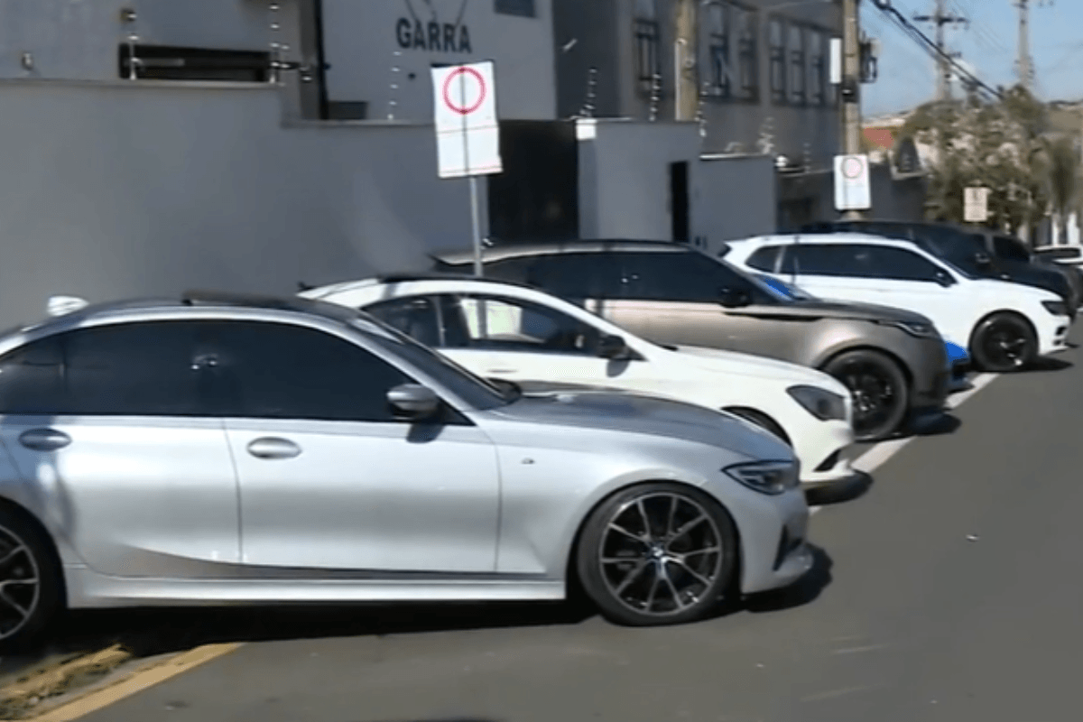 Polícia prende dois e apreende 31 carros em ação contra fraude digital
