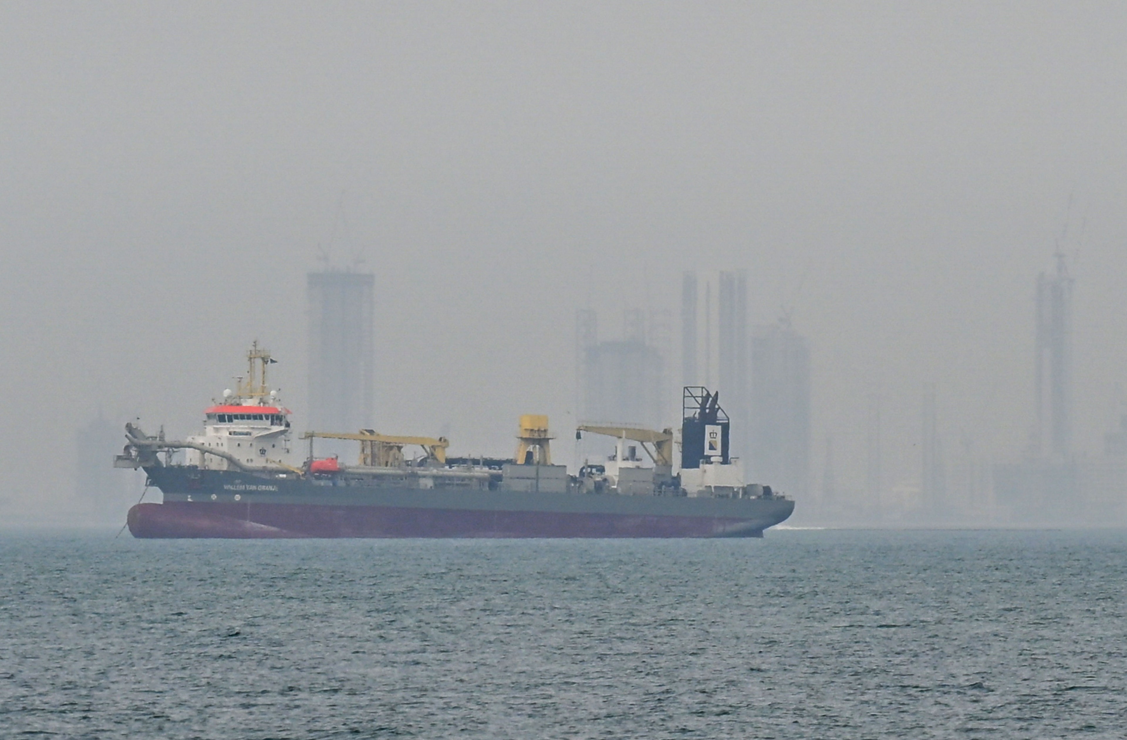 Crustáceos acumulados em navios ameaçam normalização da navegação em Ormuz