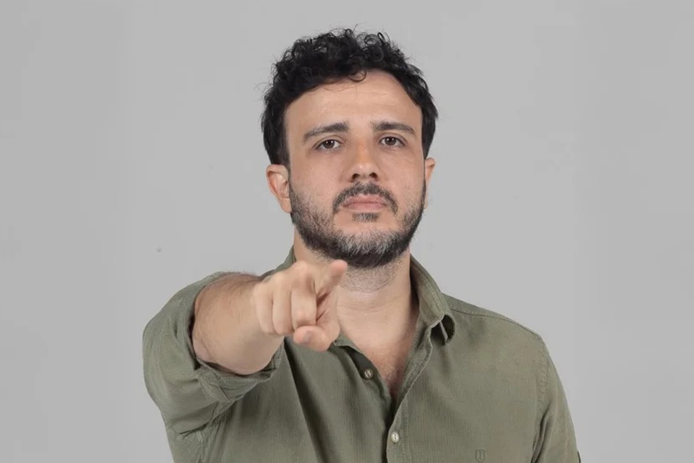 Renan Santos ironiza crítica de Zema a Flávio: "Até ontem estava na cueca de Bolsonaro"