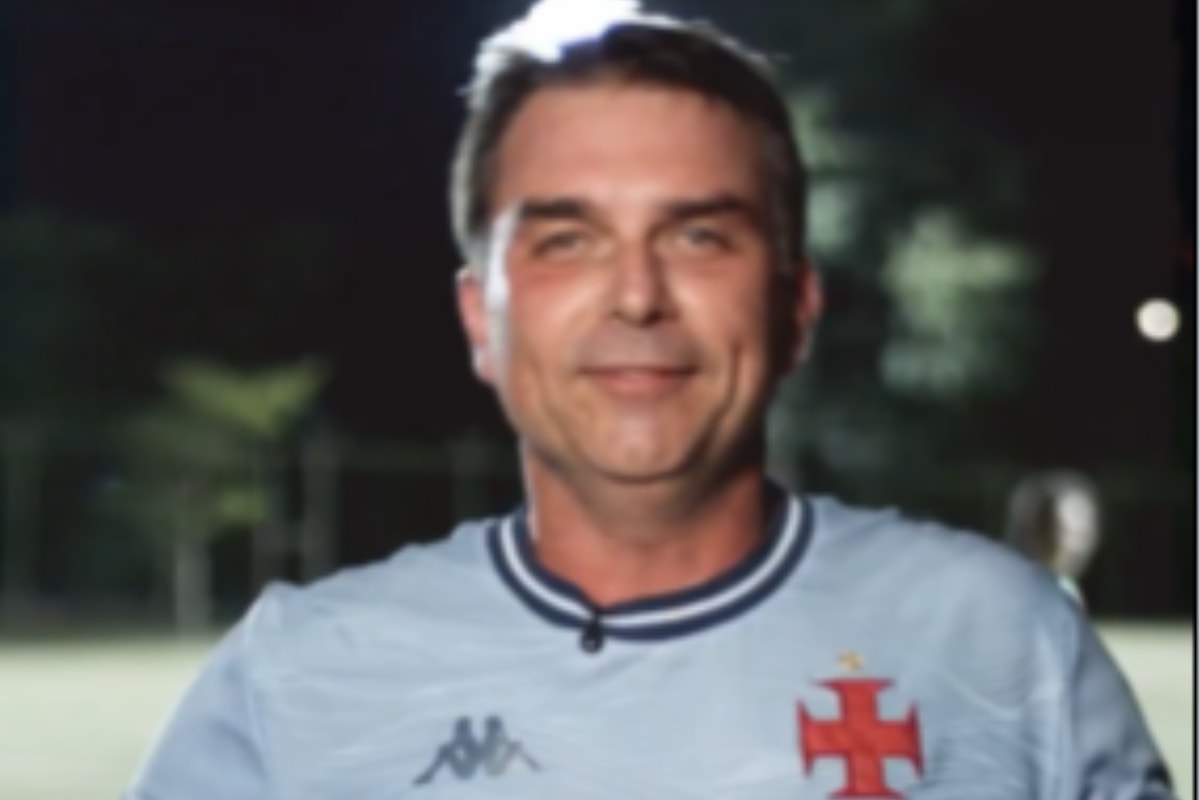 Flávio Bolsonaro faz gols e compara vitória em pelada às eleições