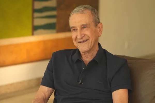 Carlos Alberto Parreira se emociona ao deixar hospital após 80 dias
