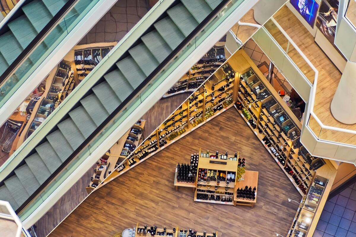 Poucos terrenos, Selic e ciclo longo: por que novos shoppings são raros no Brasil?